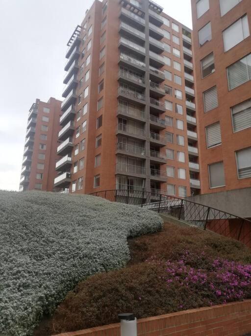 Hermosa Habitacion Privada En Conjunto Residencial Cerca Al Aeropuerto Y Terminal De Bogota, Zonas Comunes Se Comparten Con 1 Persona Apartment Ngoại thất bức ảnh